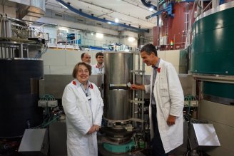 Prof. Dr. Izabela Sosnowska (University of Warsaw) standing in front of the spectrometer TRISP with the instrument responsible Dr. Thomas Keller. In back row, Prof. Dr. Radoslaw Przenioslo (left) and M.Sc. Piotr Fabrykiewicz (University of Warsaw). © MLZ/TUM